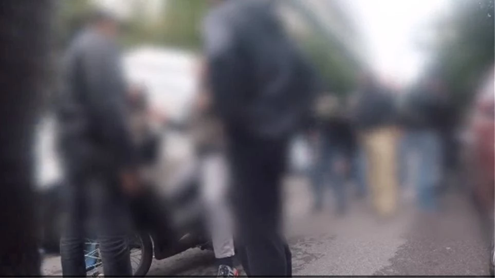 Τα μέλη του Ρουβίκωνα κάνουν έλεγχο σε αστυνομικούς και απαιτούν: Παρακολουθήστε μας με στολή και όχι με πολιτικά (βίντεο)